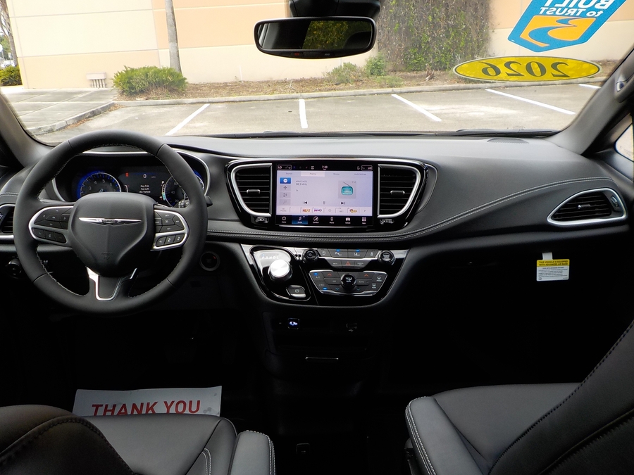 Silver Chrysler Pacifica image number 31