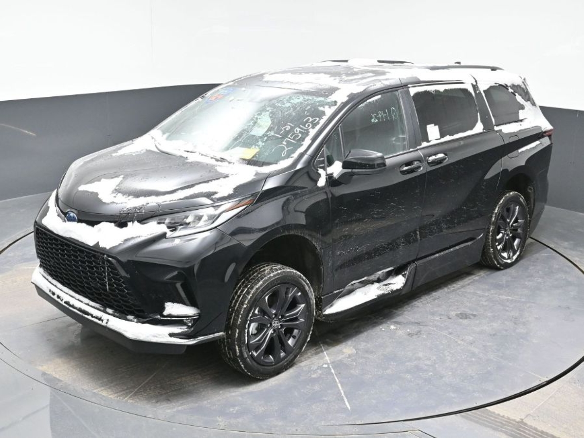 Black Toyota Sienna image number 23