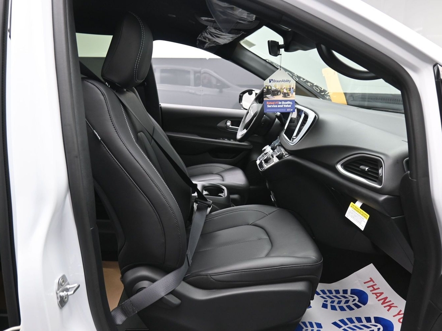 White Chrysler Voyager image number 23