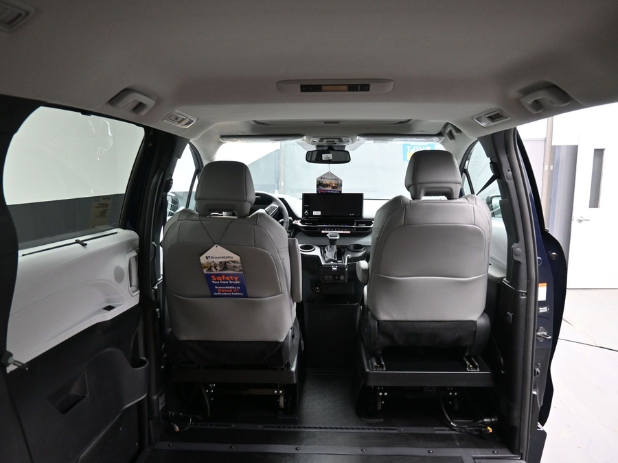 Blue Toyota Sienna image number 14