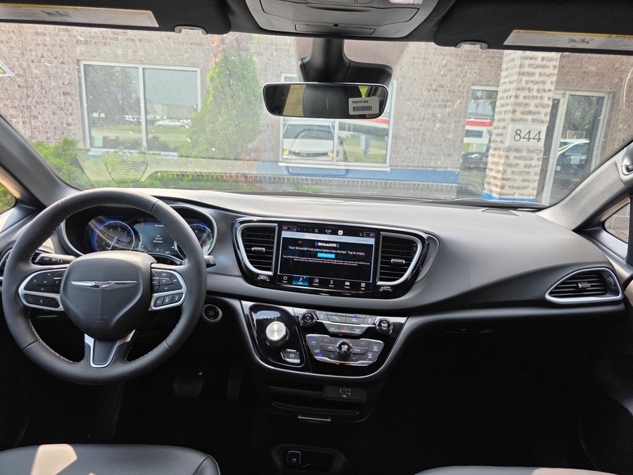 White Chrysler Voyager image number 8
