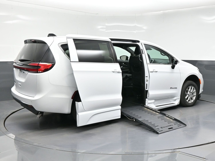 White Chrysler Pacifica image number 2