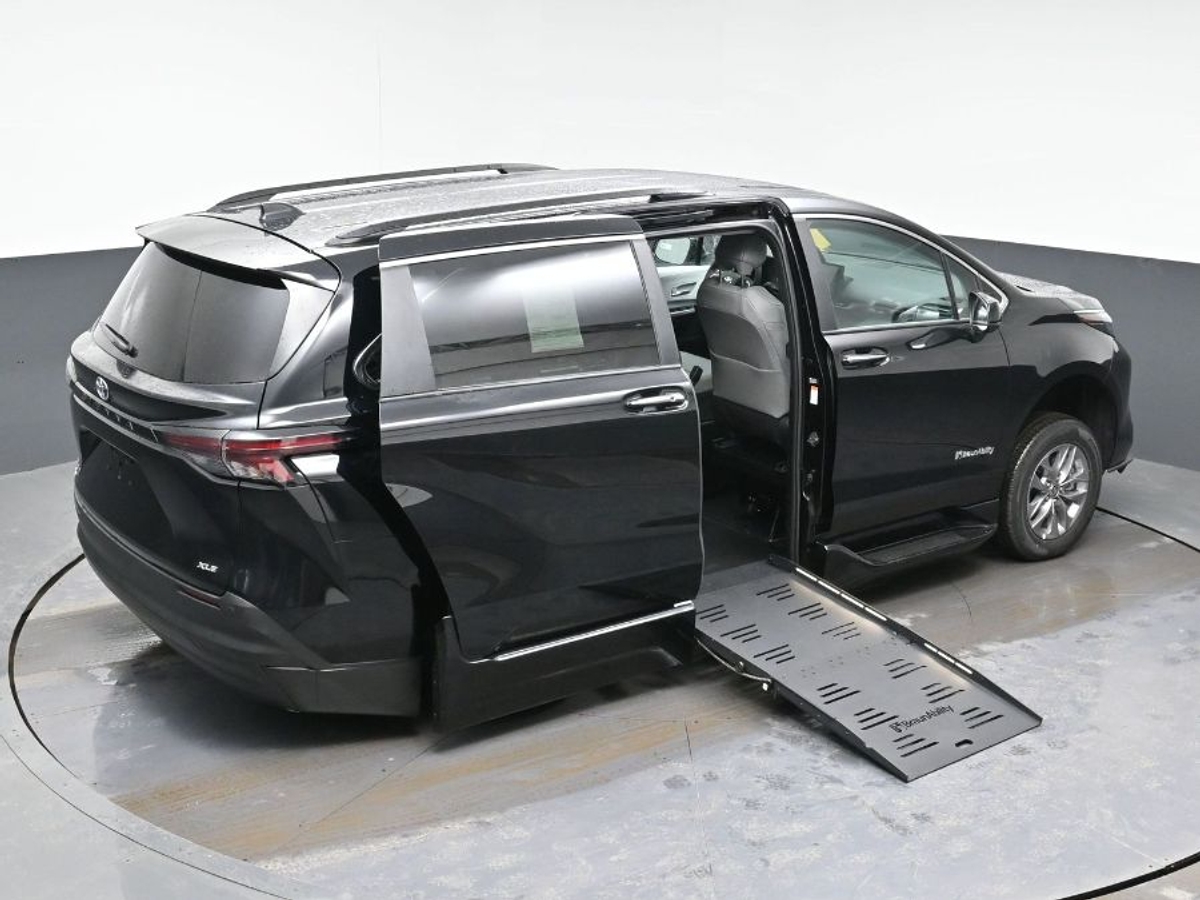 Black Toyota Sienna image number 9