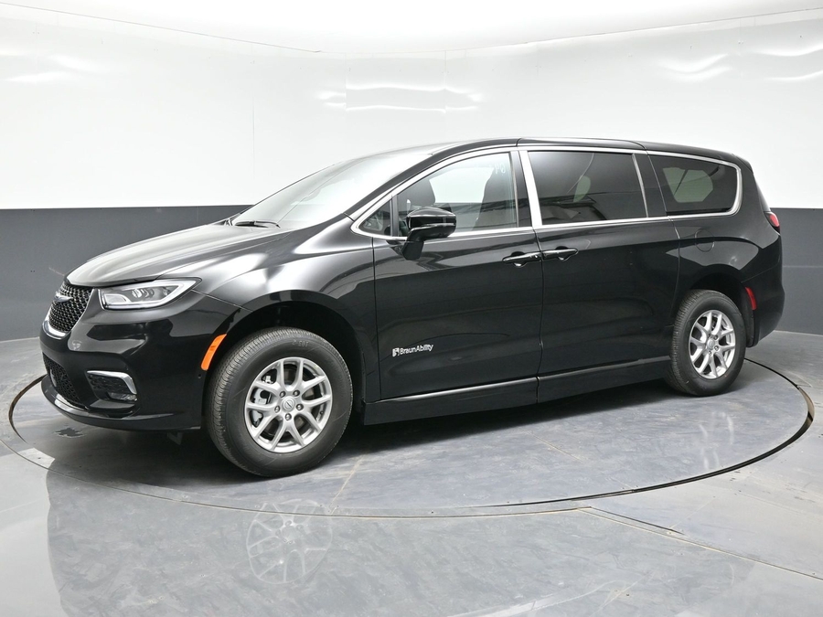 Black Chrysler Pacifica image number 2