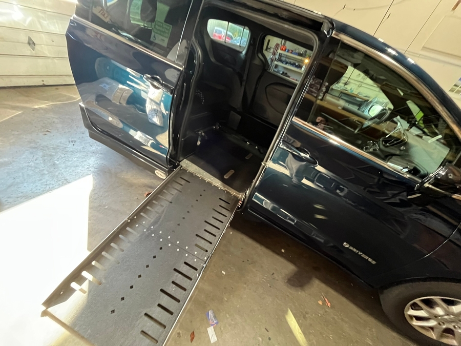 2024 Chrysler Pacifica Touring - Photo 10