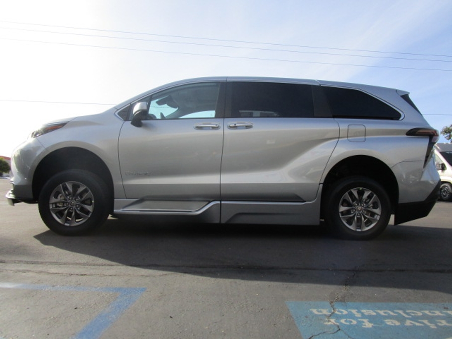 New 2025 Toyota Sienna Hybrid XLE Plus - BraunAbility Side Entry Entry Fold Out Automatic Ramp