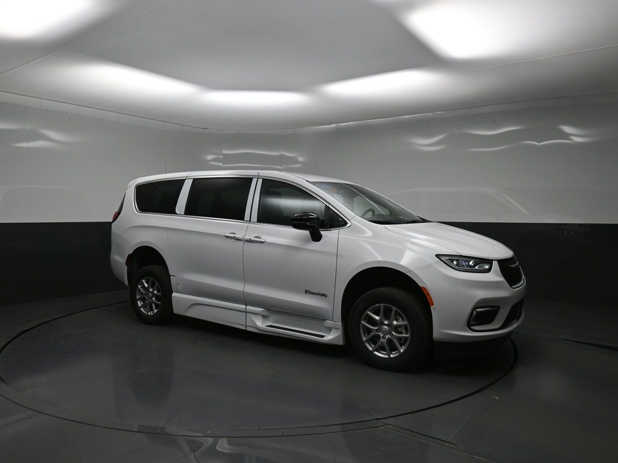 White Chrysler Pacifica image number 10
