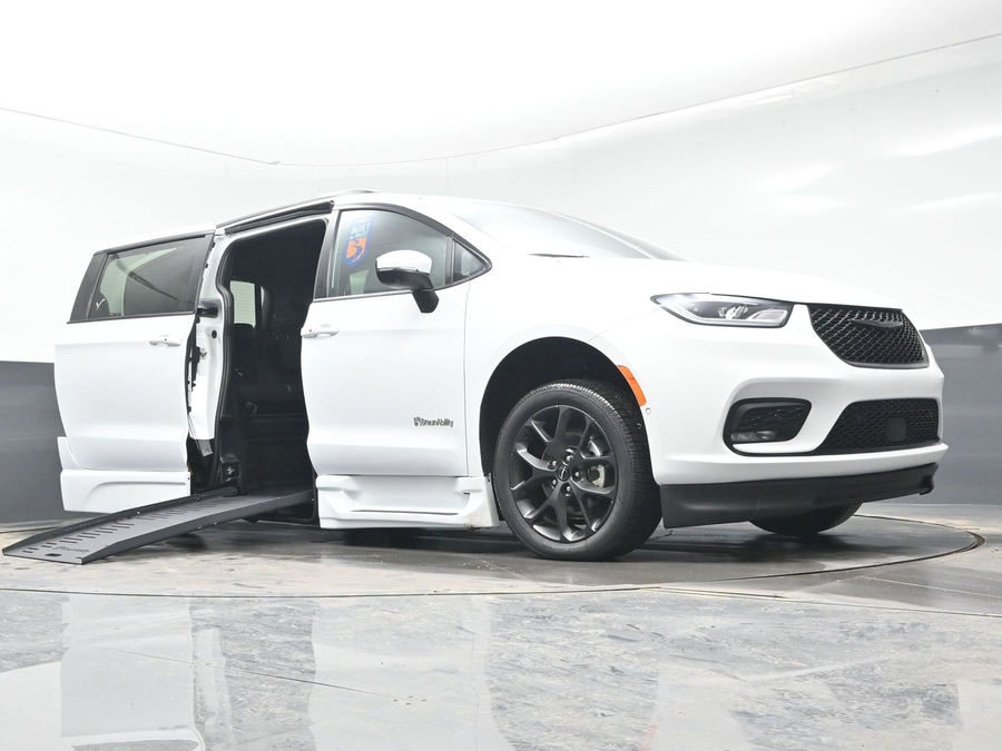Used 2023 Chrysler Pacifica Touring L - BraunAbility Side Entry Entry Fold Out Automatic Ramp