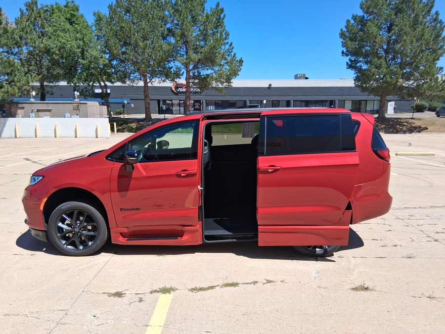 Red Chrysler Pacifica image number 18
