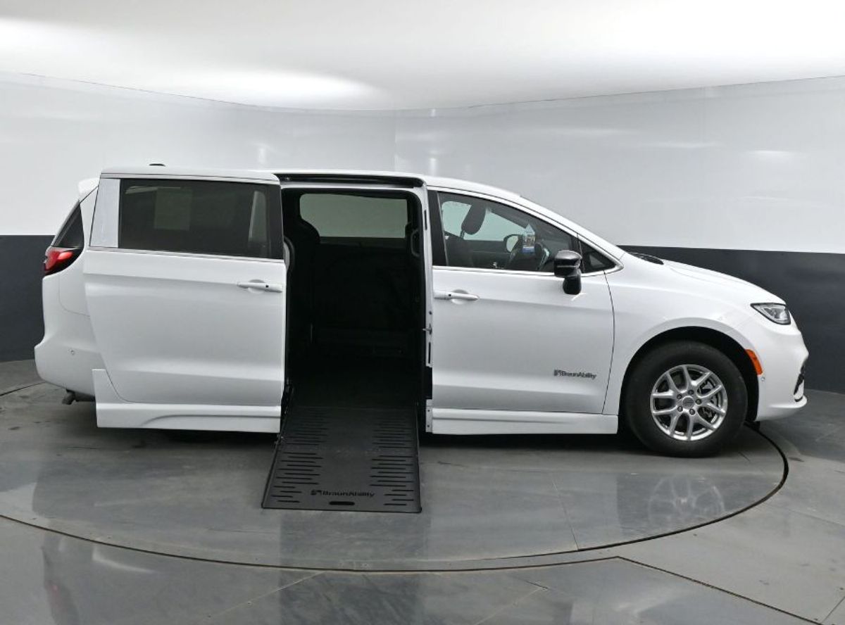 2025 Chrysler Pacifica Select's photo