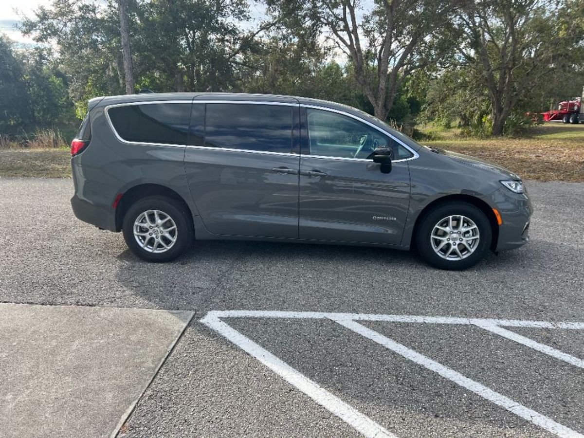 Grey Chrysler Pacifica image number 2