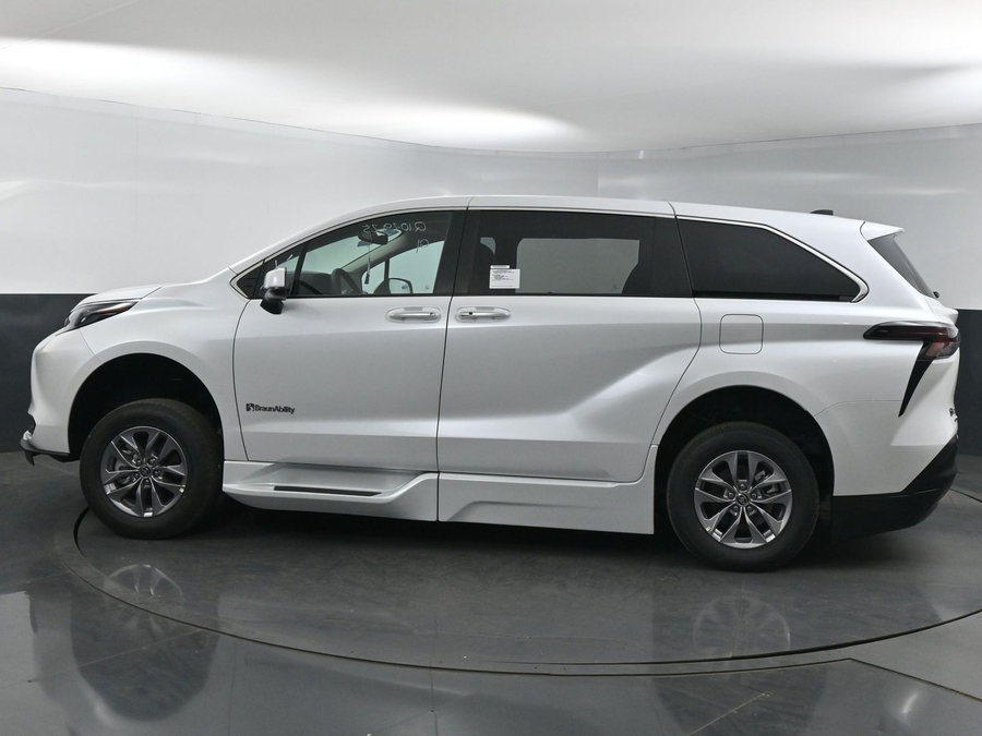 New 2025 Toyota Sienna Hybrid XLE Base - BraunAbility Side Entry Entry Fold Out Automatic Ramp