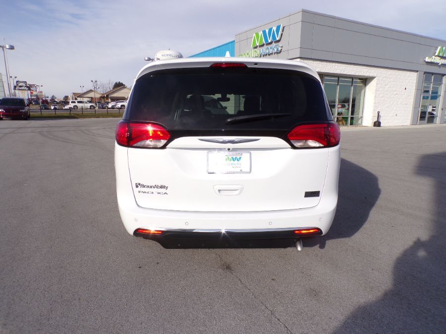 White Chrysler Pacifica image number 14