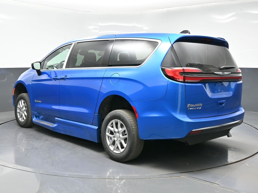 Blue Chrysler Pacifica image number 4