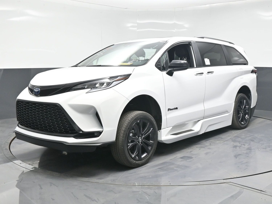 New 2025 Toyota Sienna Hybrid XSE Sport - BraunAbility Side Entry Entry In Floor Automatic Ramp