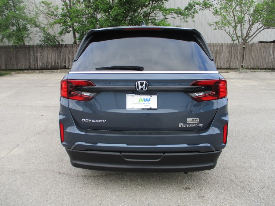 Blue Honda Odyssey image number 8