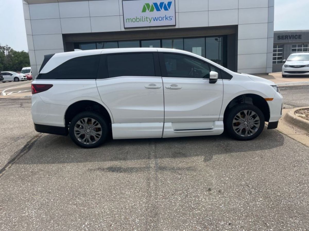 White Honda Odyssey image number 2