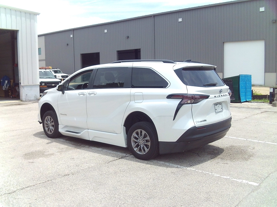 White Toyota Sienna image number 3