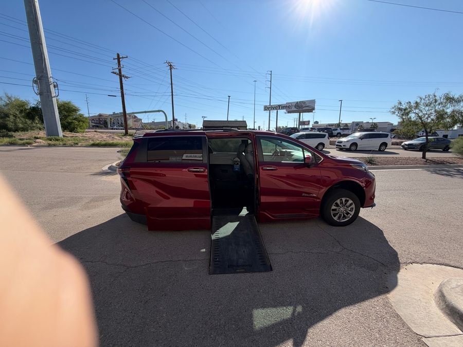Used 2025 Toyota Sienna Hybrid XLE - BraunAbility Side Entry In Floor Automatic Ramp