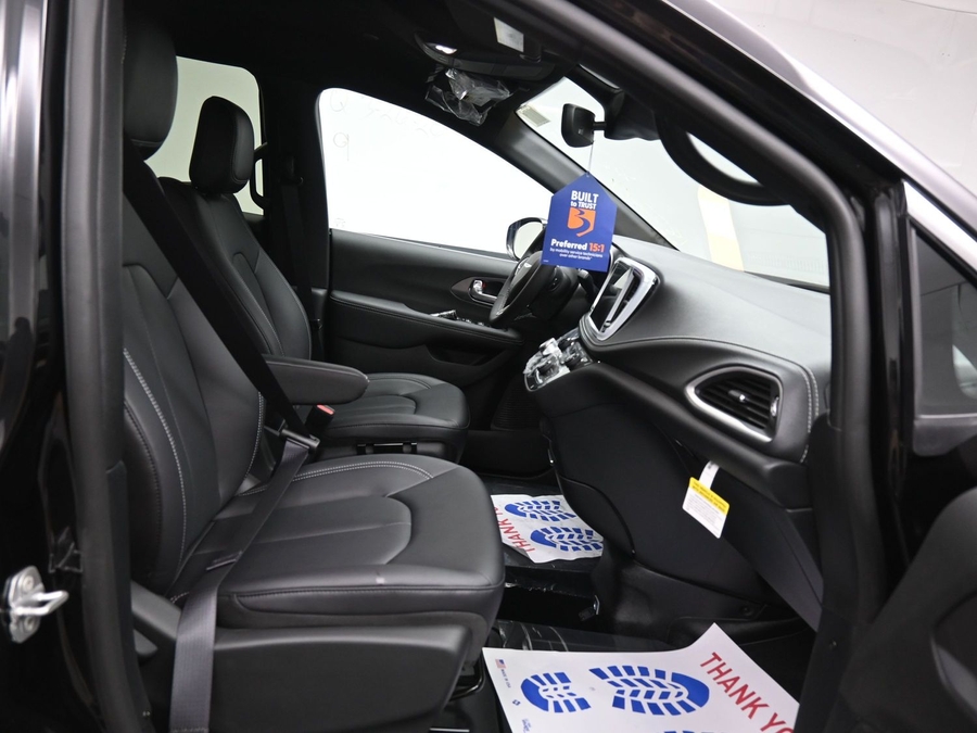 Black Chrysler Pacifica image number 8