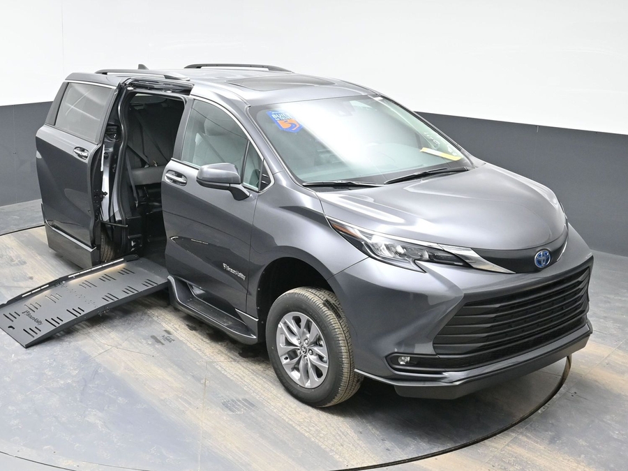 New 2025 Toyota Sienna Hybrid XLE Plus - BraunAbility Side Entry Entry Fold Out Automatic Ramp