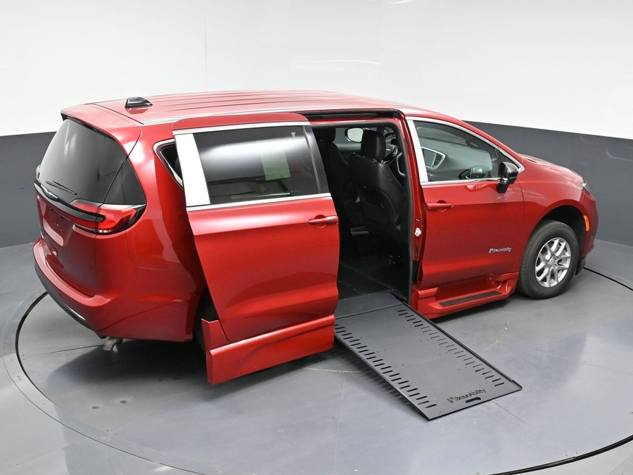 New 2026 Chrysler Pacifica Select Safety - BraunAbility Side Entry In Floor Automatic Ramp