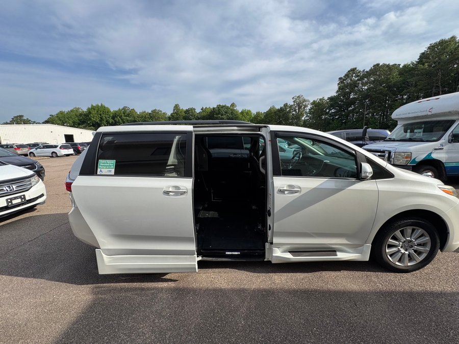 White Toyota Sienna image number 6