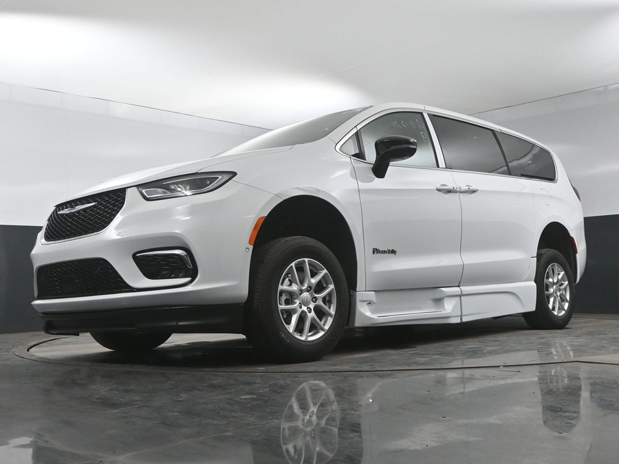 New 2025 Chrysler Pacifica Select Safety - BraunAbility Side Entry Entry Fold Out Automatic Ramp