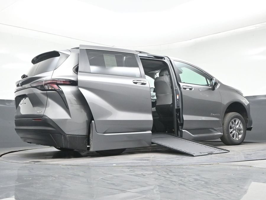 Grey Toyota Sienna image number 21