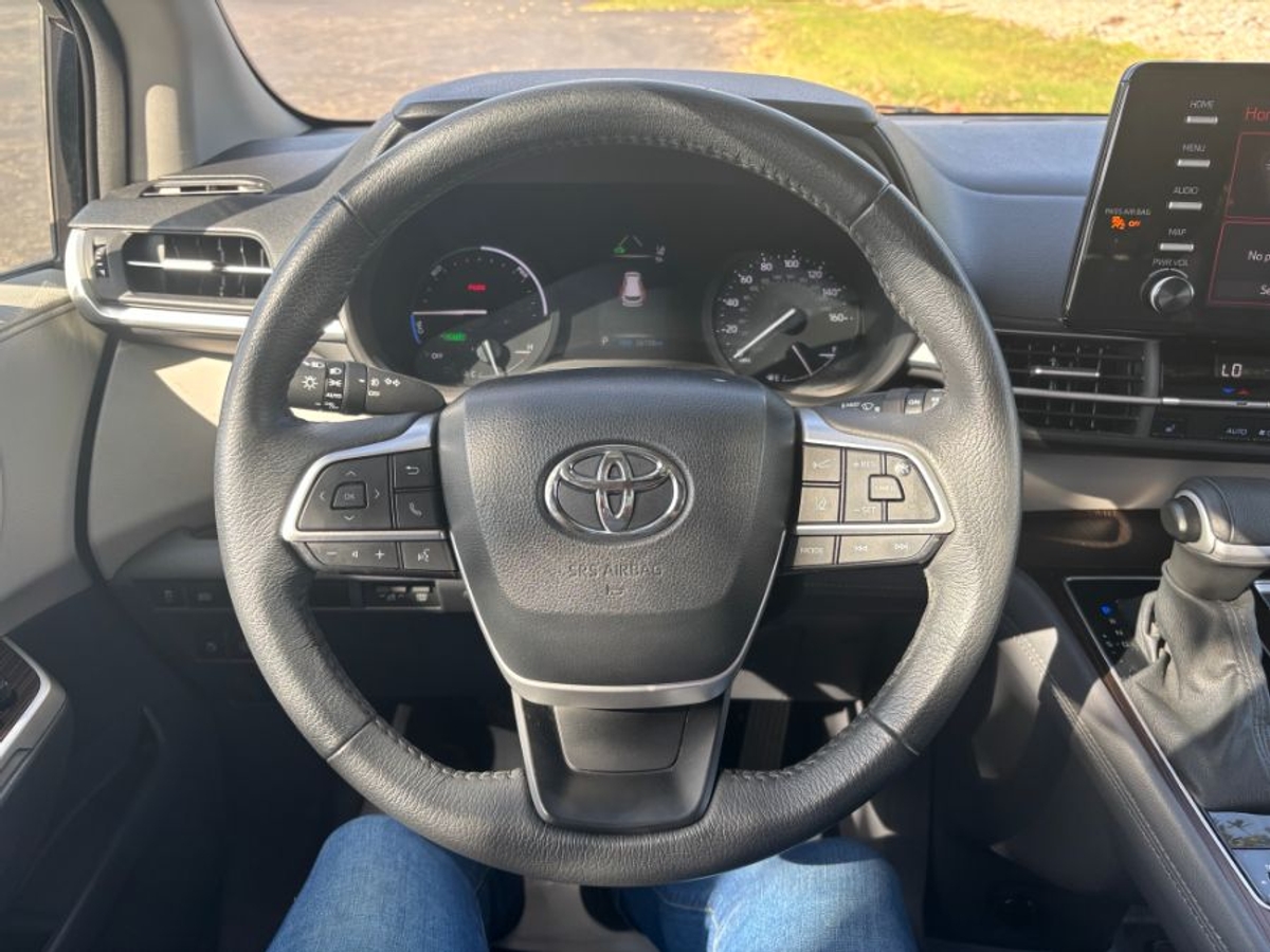 Black Toyota Sienna image number 13