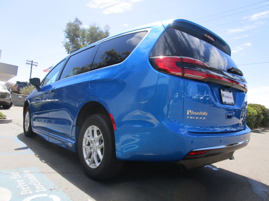 New 2026 Chrysler Pacifica Select Safety - BraunAbility Side Entry Entry Fold Out Automatic Ramp