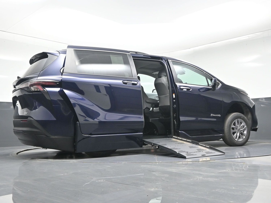 New 2026 Toyota Sienna Hybrid XLE Base - BraunAbility Side Entry Entry Fold Out Automatic Ramp