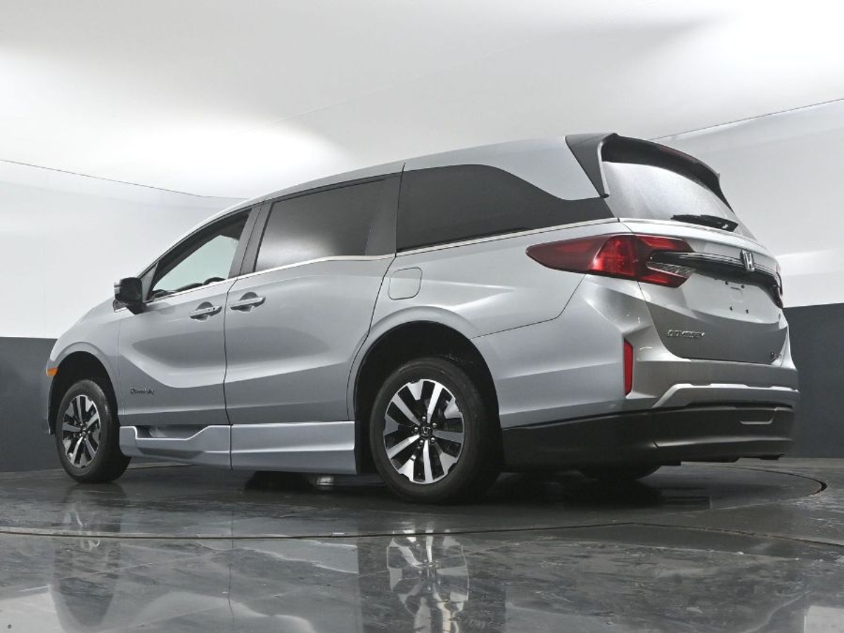 Silver Honda Odyssey image number 20