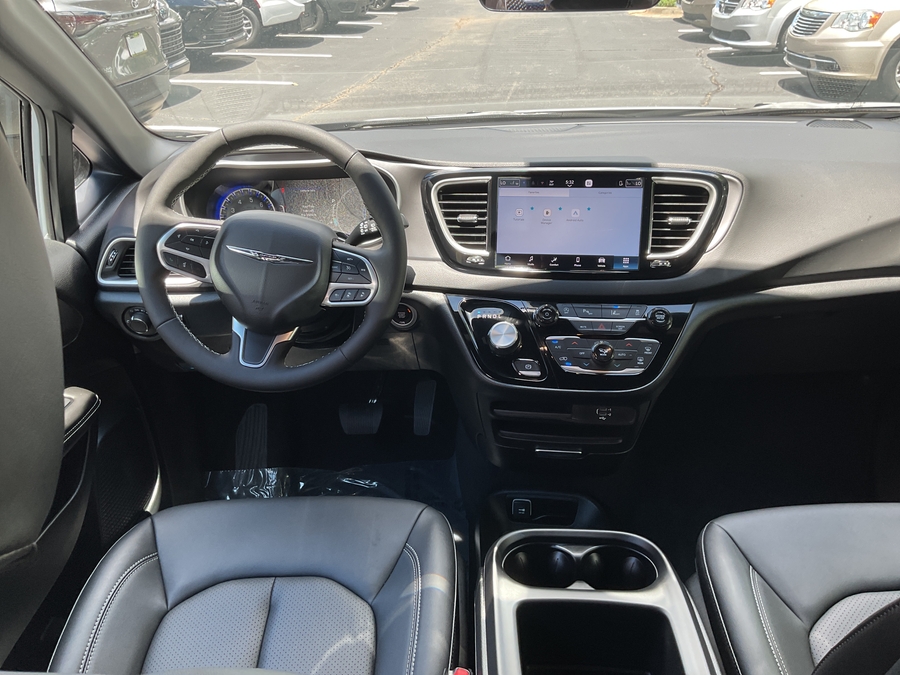 2026 Chrysler Voyager LX - Photo 8