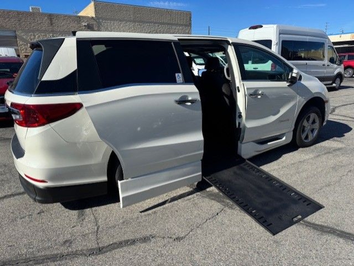 White Honda Odyssey image number 6
