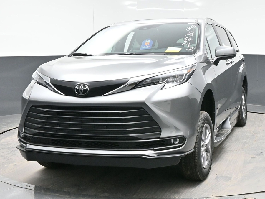 Grey Toyota Sienna image number 1