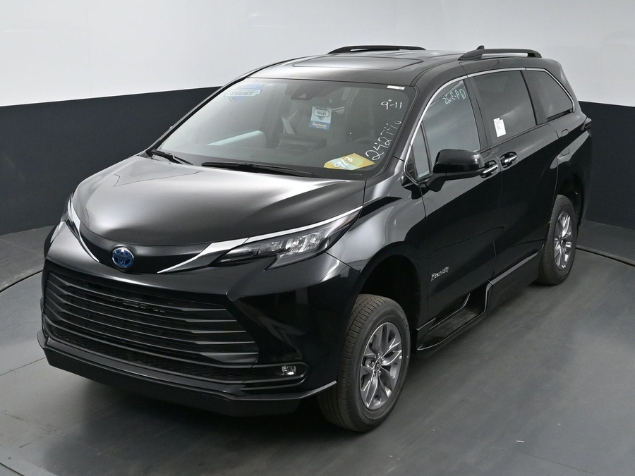 New 2025 Toyota Sienna Hybrid XLE Plus - BraunAbility Side Entry Entry Fold Out Automatic Ramp