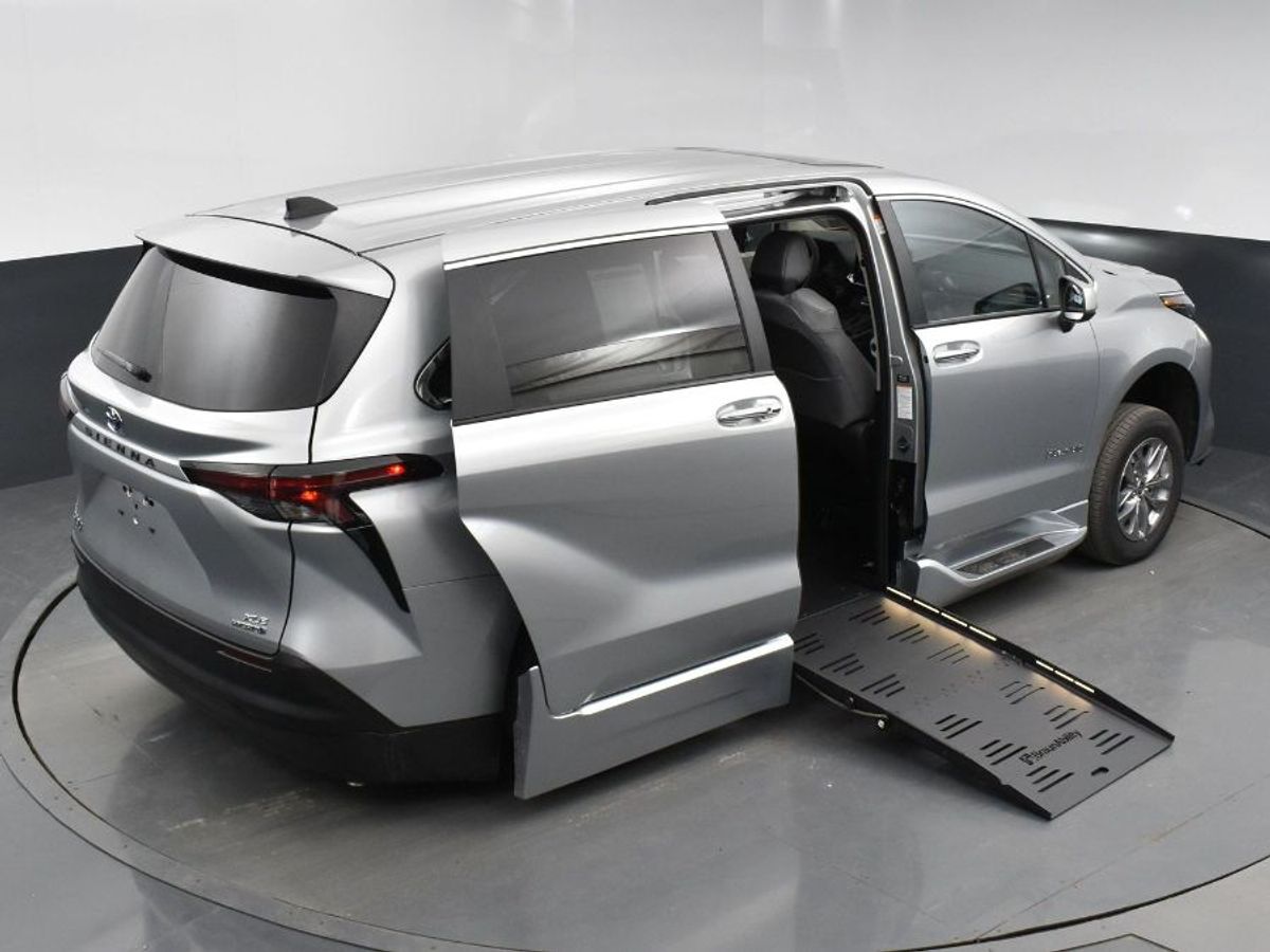 2024 Toyota Sienna XLE - Photo 17
