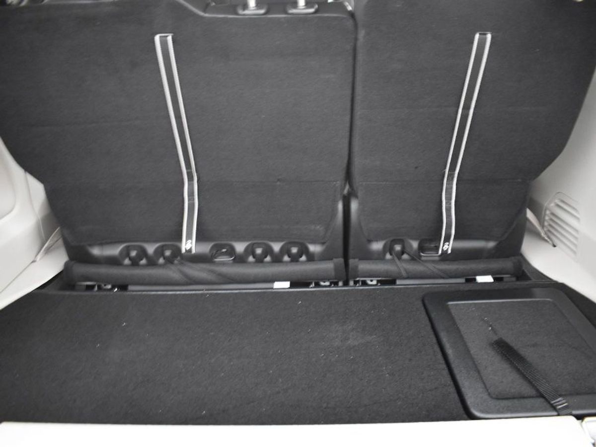 Silver Chrysler Pacifica image number 7