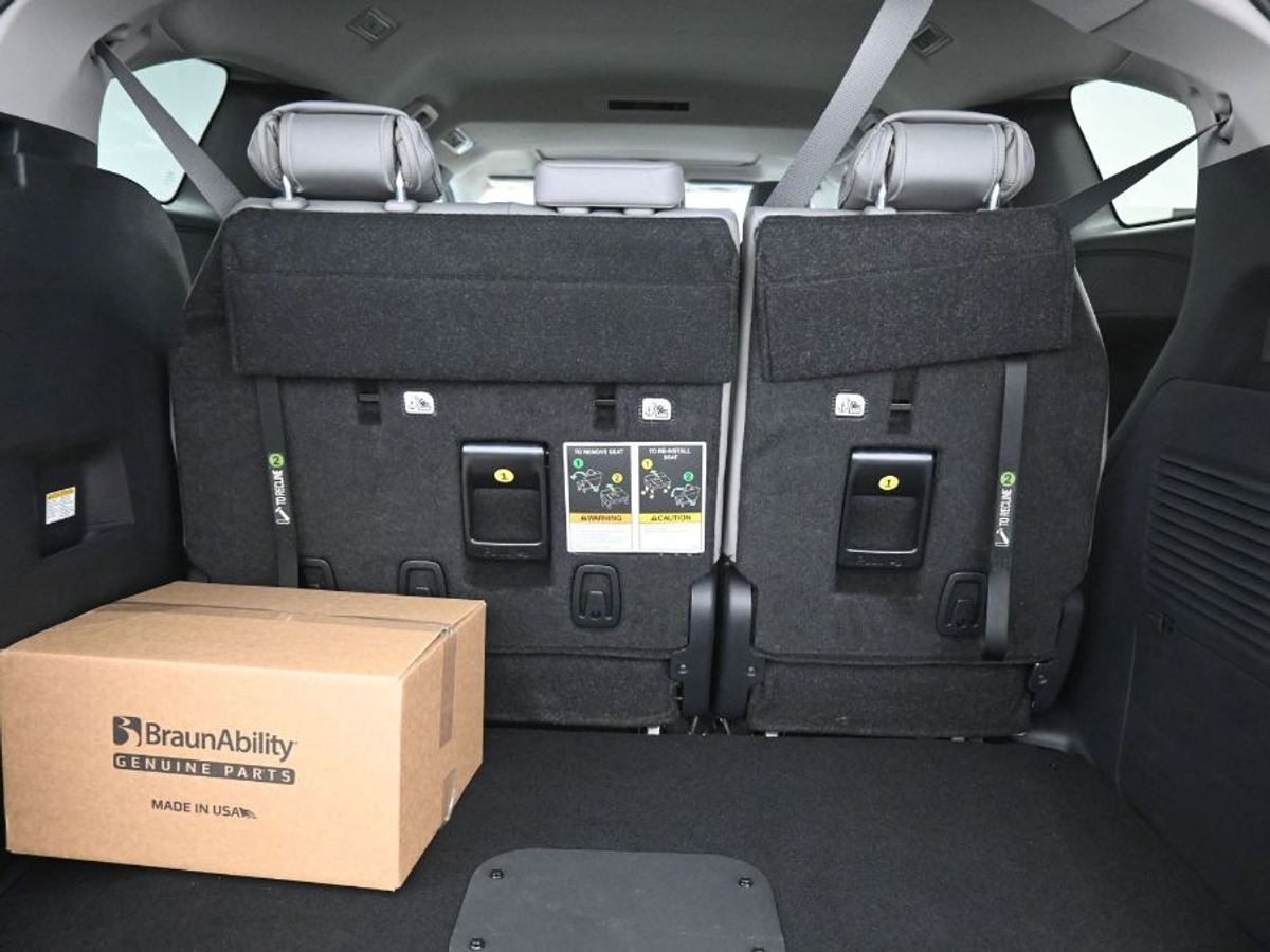 Black Toyota Sienna image number 13