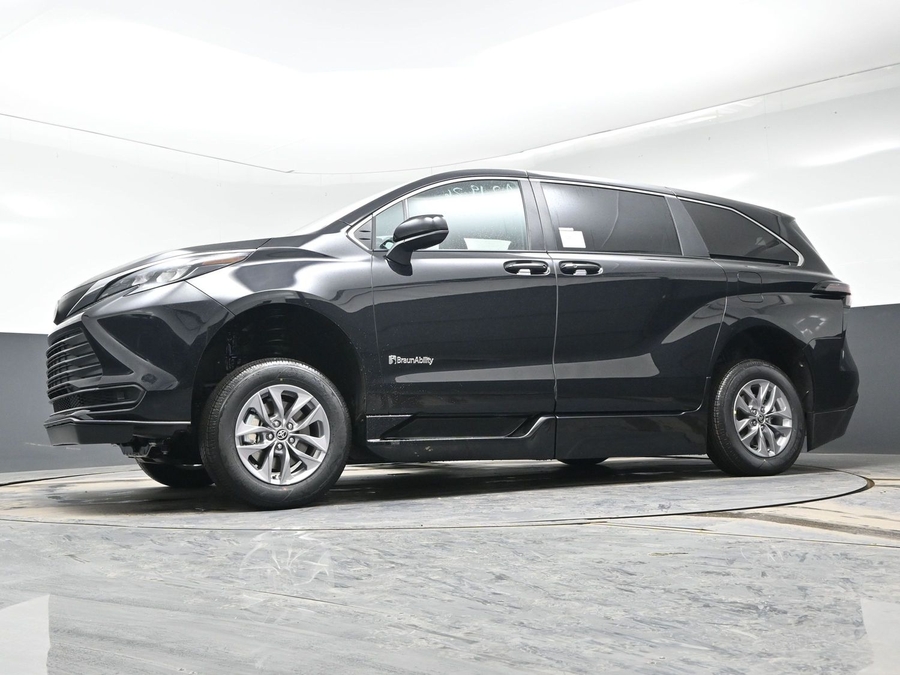 Black Toyota Sienna image number 19