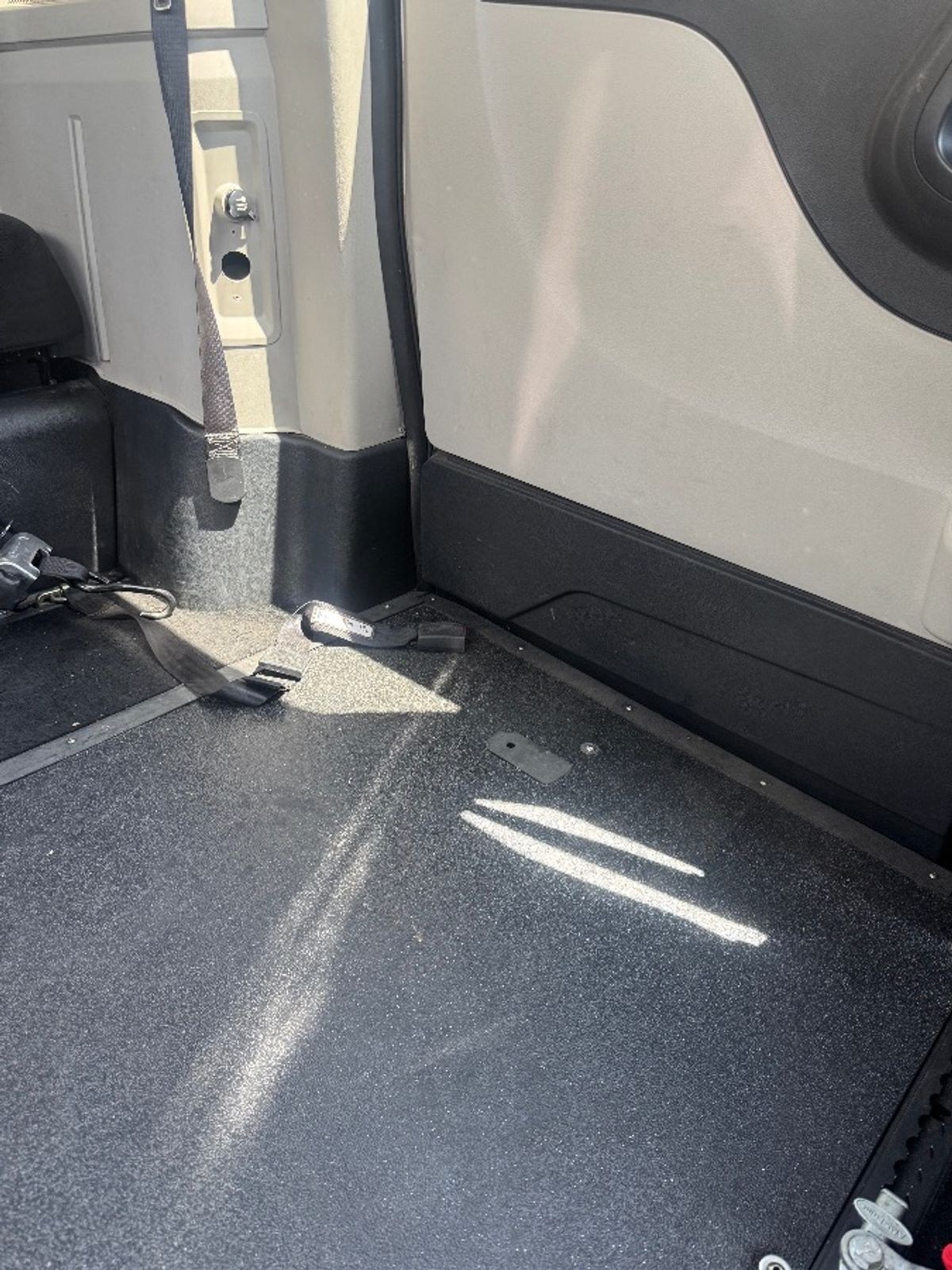 Silver Dodge Grand Caravan image number 12
