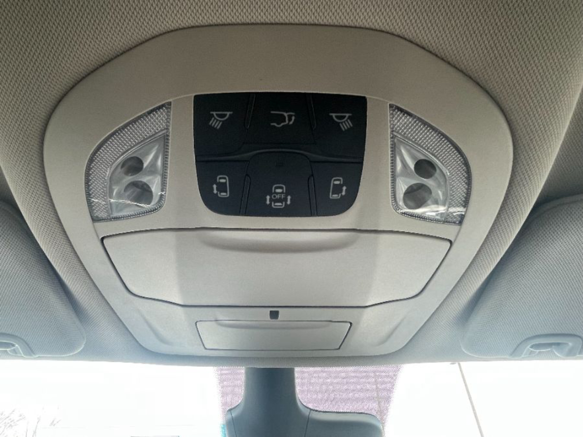 2023 CHRYSLER PACIFICA - Image 10