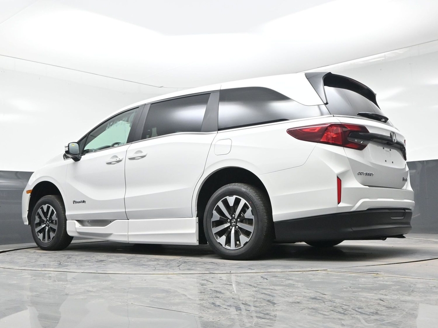 White Honda Odyssey image number 20