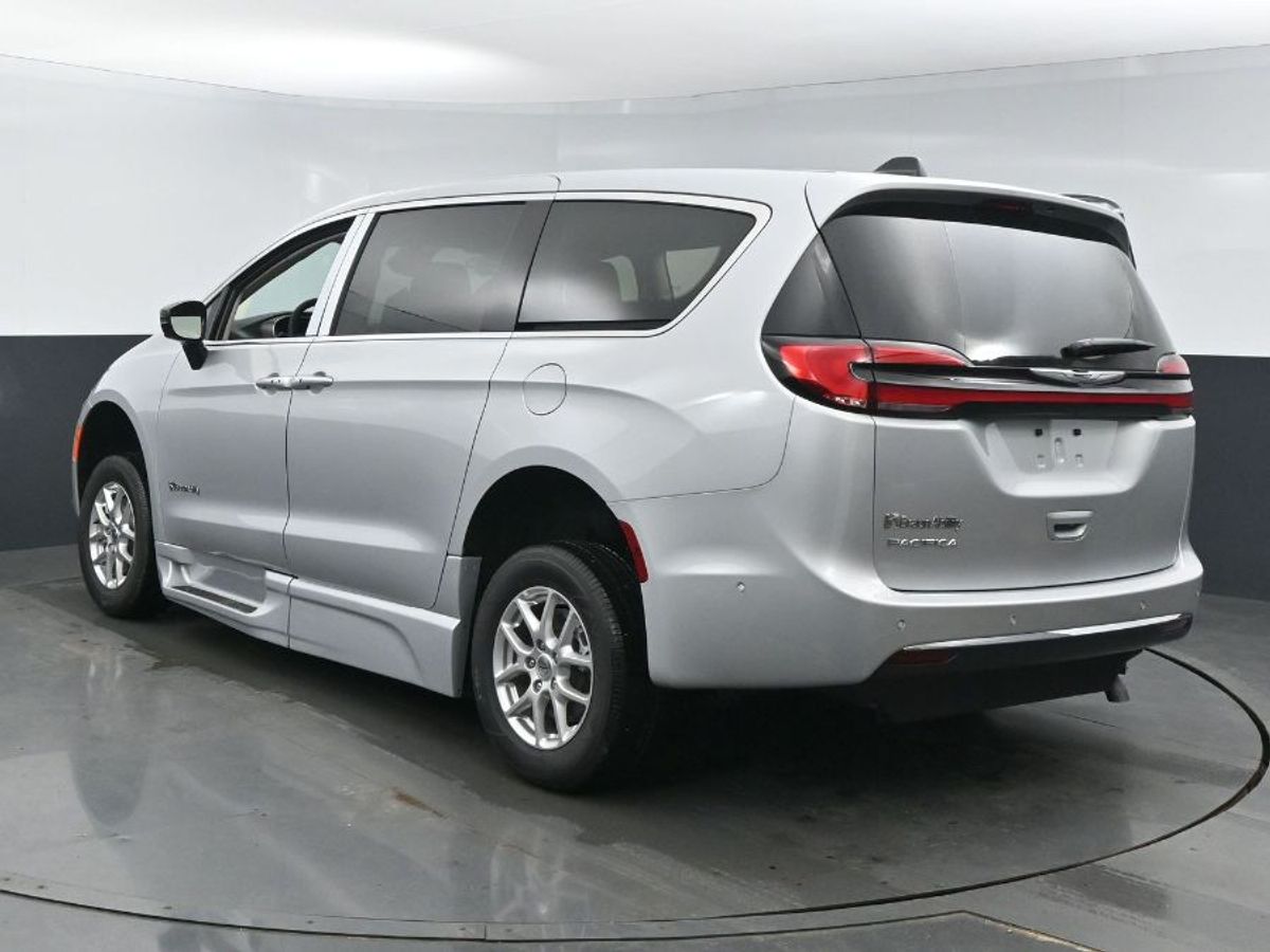 Silver Chrysler Pacifica image number 20