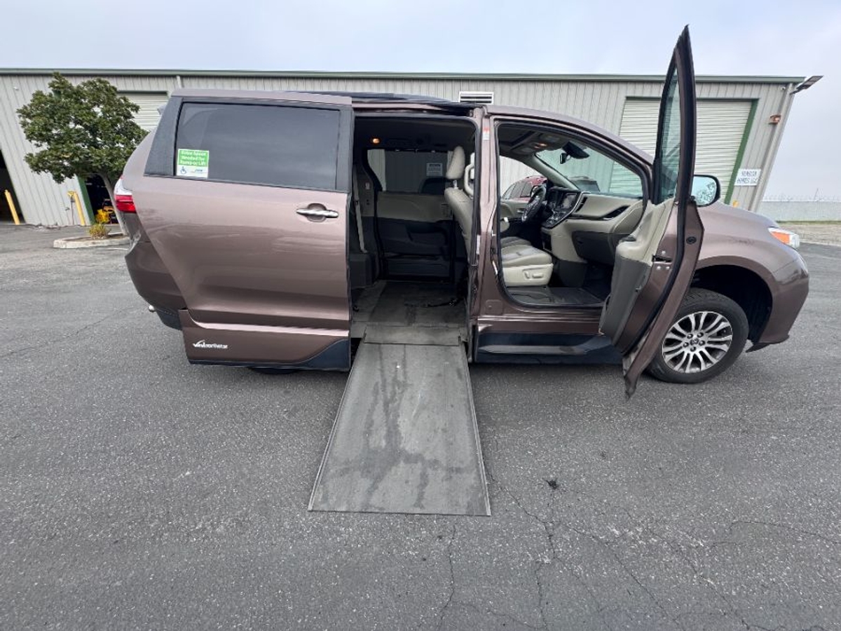 2018 TOYOTA SIENNA - Image 1