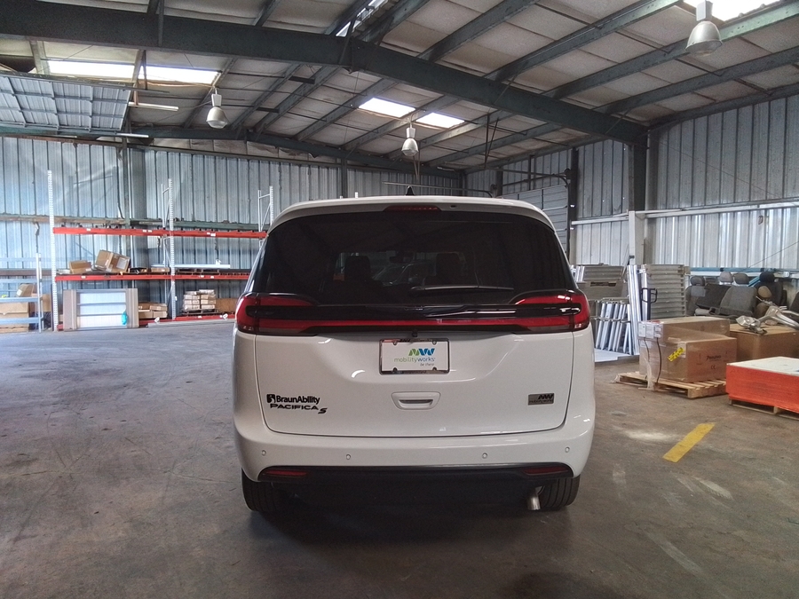 White Chrysler Pacifica image number 27