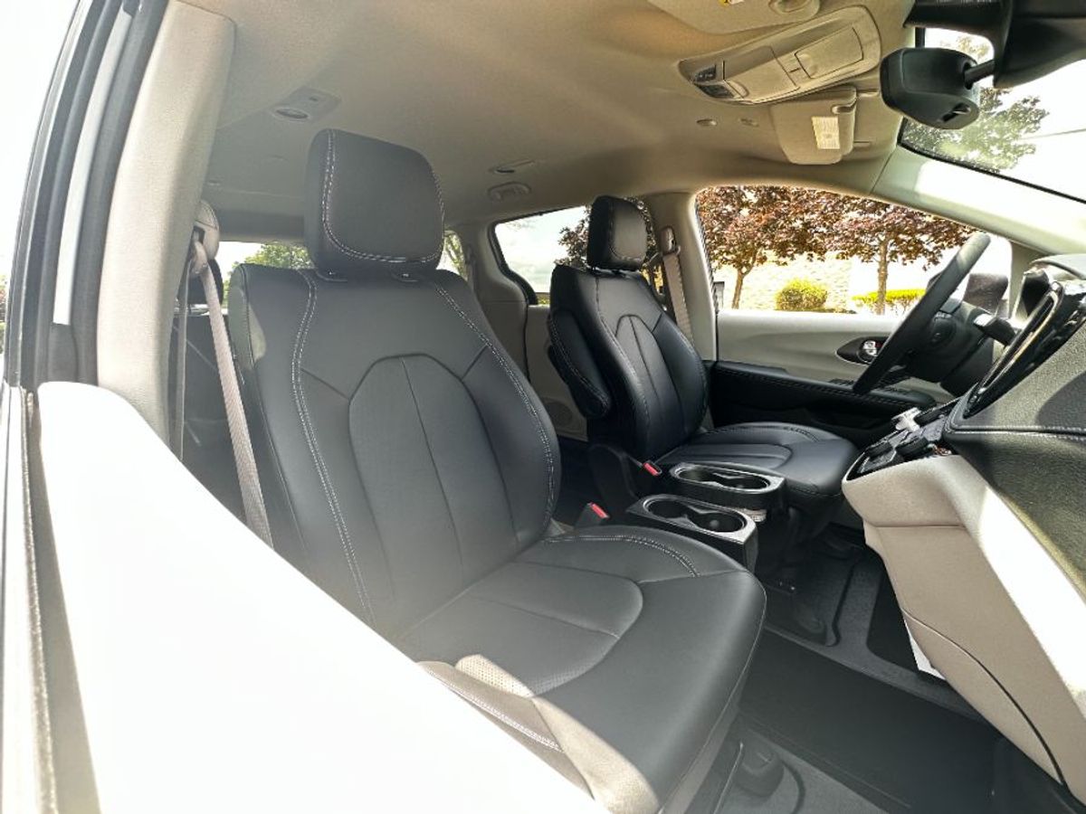 Silver Chrysler Pacifica image number 10