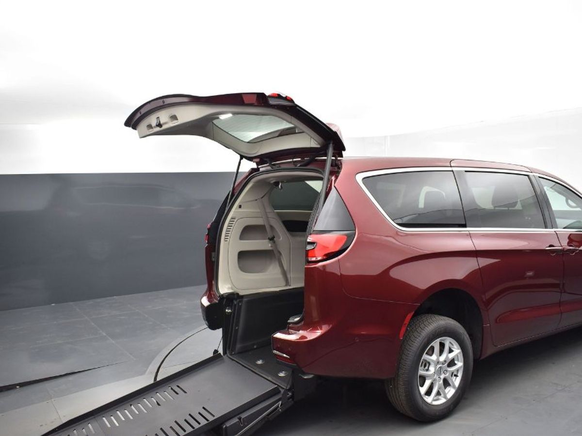 Wheelchair Van - New 2023 Chrysler Pacifica PR579153
