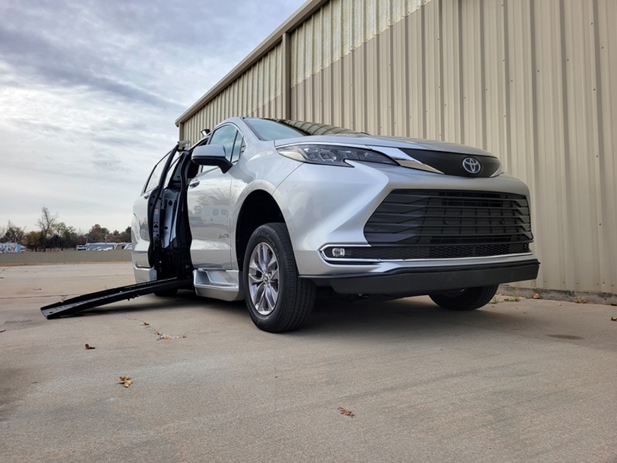 Used 2024 Toyota Sienna Hybrid XLE Plus - BraunAbility Side Entry Entry Fold Out Automatic Ramp